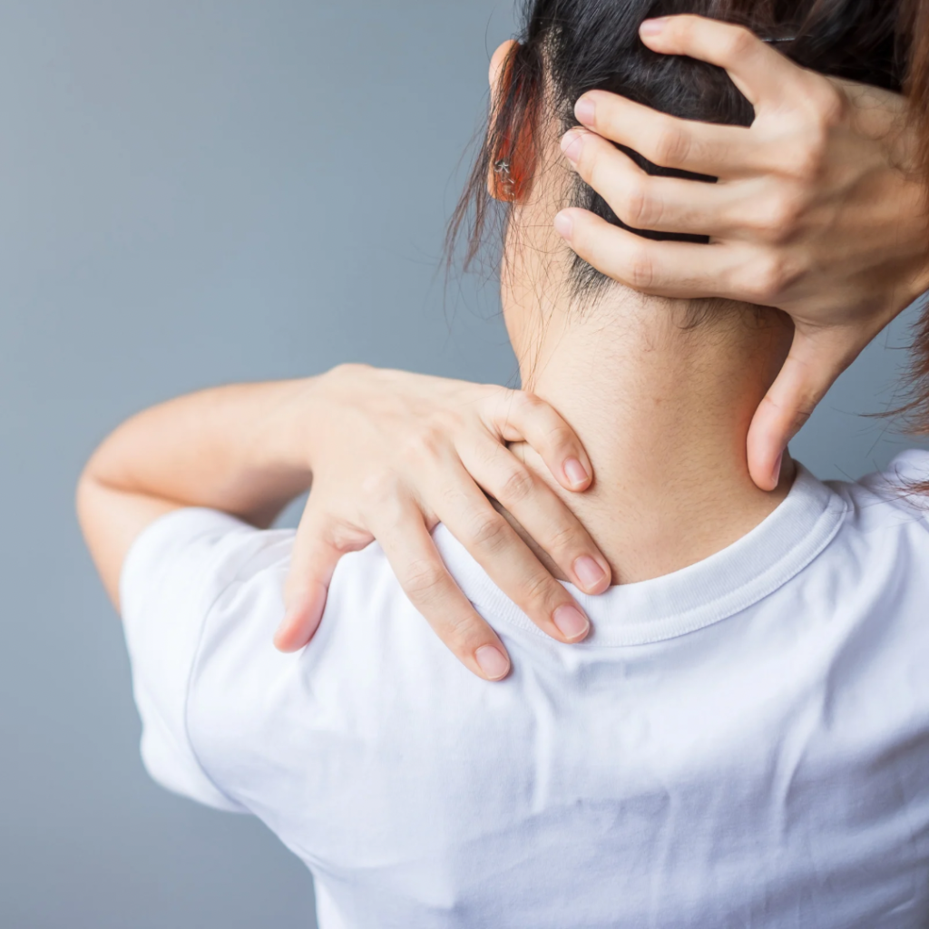 首から背中が重い原因｜筋肉ではなく神経に注目すべき理由