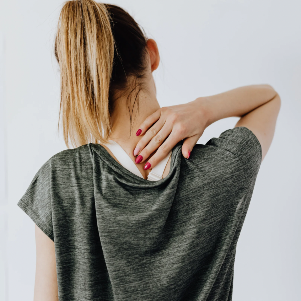 背中の張りが取れない人へ｜神経の誤作動が起きている可能性