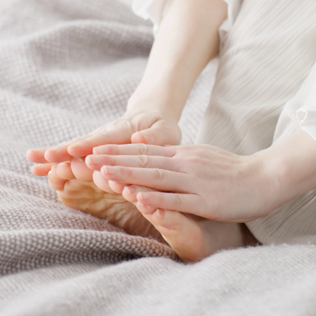 足のしびれは腰・お尻・ふくらはぎのどこが原因？セルフチェック方法を公開