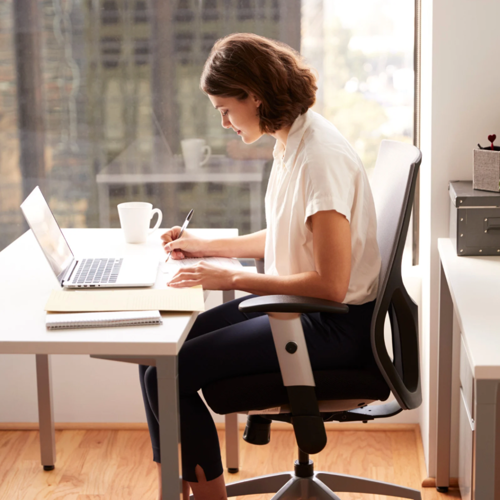 デスクワークで背中がつらい方へ|和歌山市の整体院が原因を解説